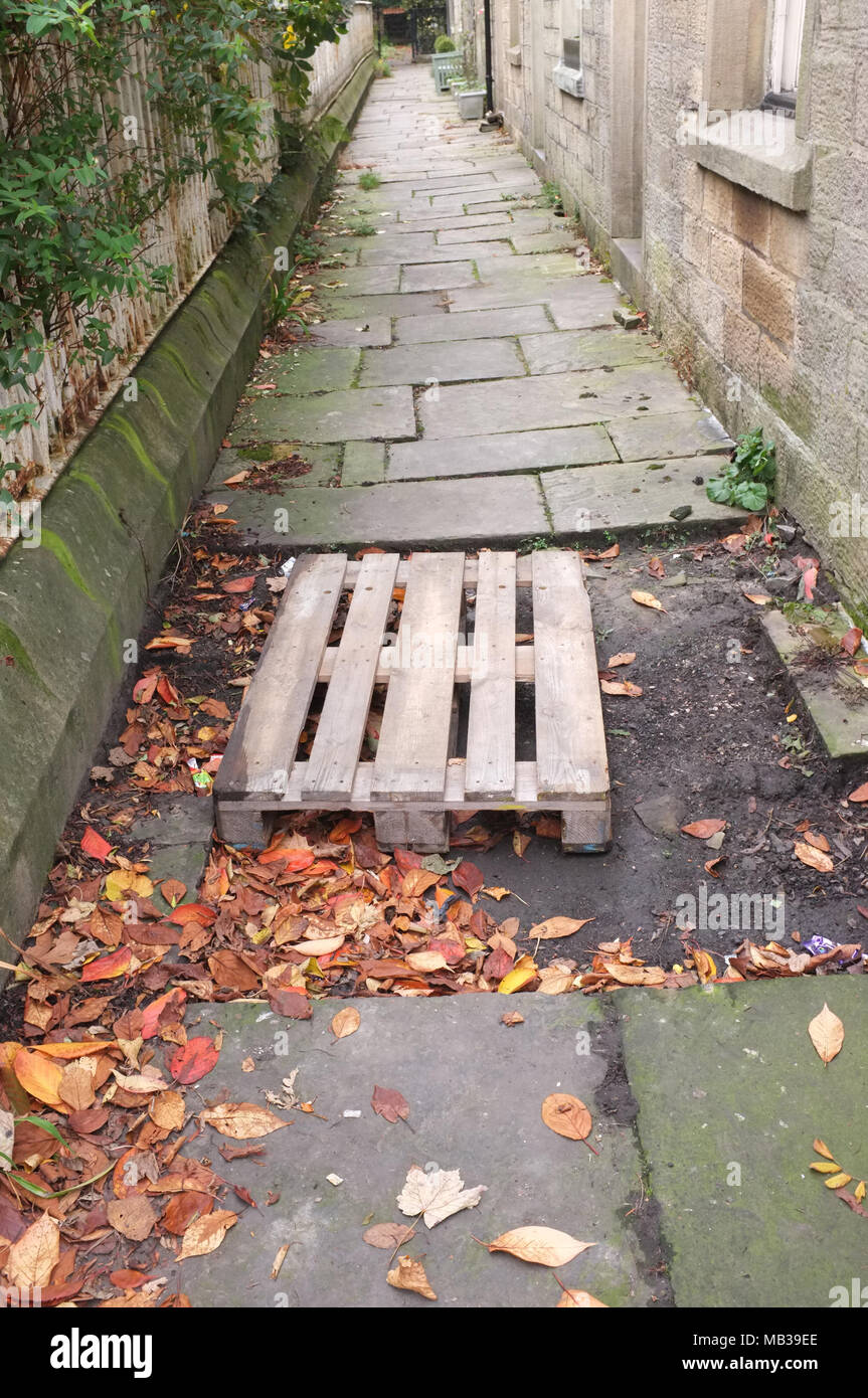 York pavimentazione in pietra lastre rubato da un edifici elencati percorso a piedi in Inghilterra, Regno Unito Foto Stock