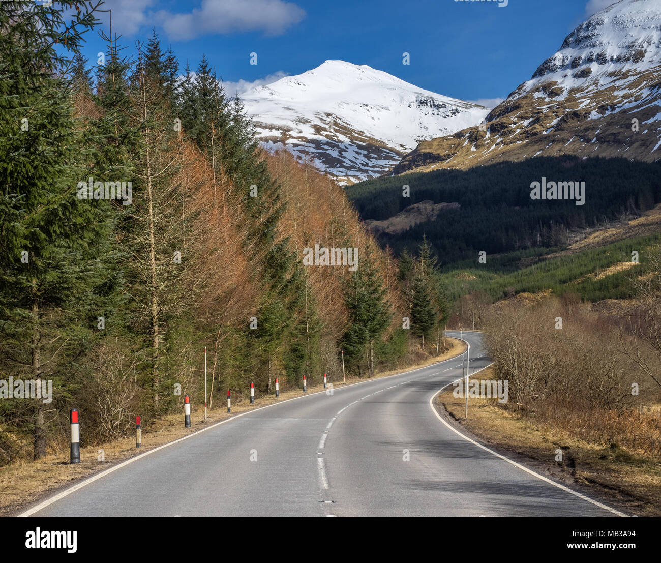 Cerca fino a Snow capped Ben Lui dal principale A85 strada attraverso Glen Lochy nelle Highlands scozzesi Foto Stock