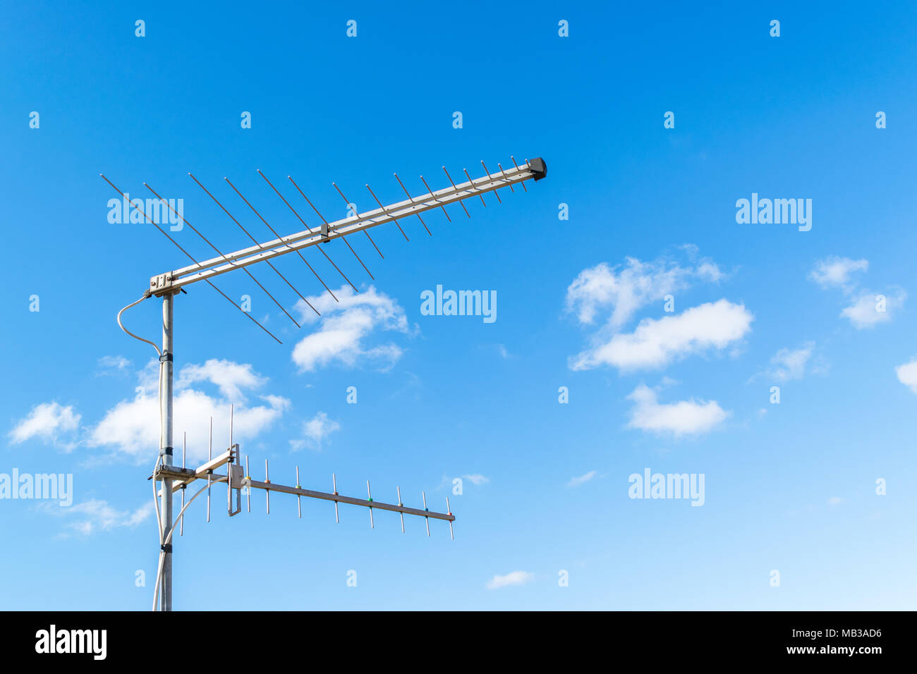 Antenna televisione con Sky e nuvole sullo sfondo Foto Stock