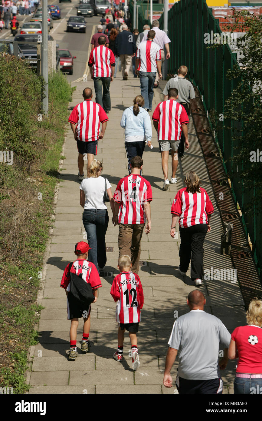 Southampton FC sostenitori rendendo il loro modo di St Marys Stadium il giorno della partita. Foto Stock