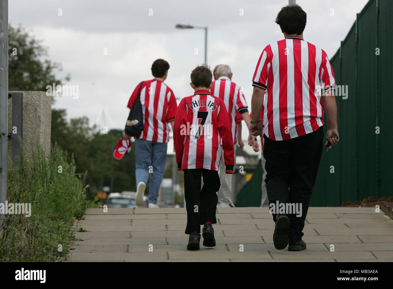 Southampton FC sostenitori rendendo il loro modo di St Marys Stadium il giorno della partita. Foto Stock