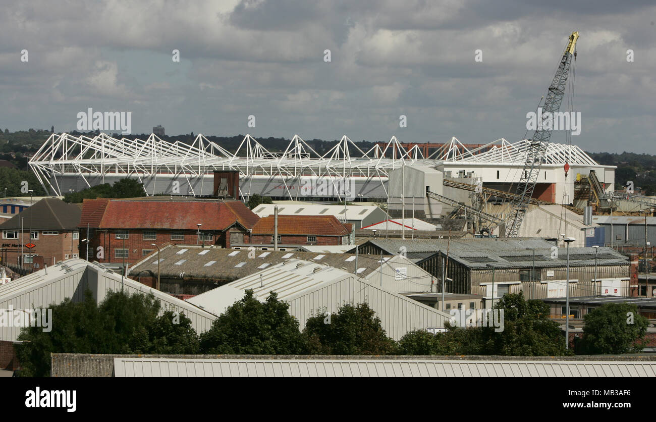 St Marys Stadium casa del Southampton football club tenendo a distanza con una lente lungo mostrando industriali circostanti le unità di business. Foto Stock