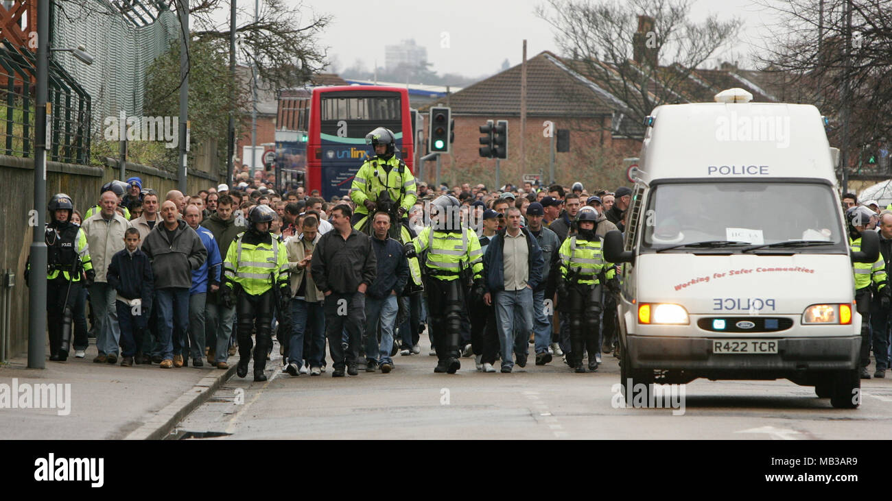 Polizia di controllo ventole di Portsmouth come il loro approccio St Marys Stadium per giocare un derby match in FA Cup contro i rivali Southampton. Foto Stock