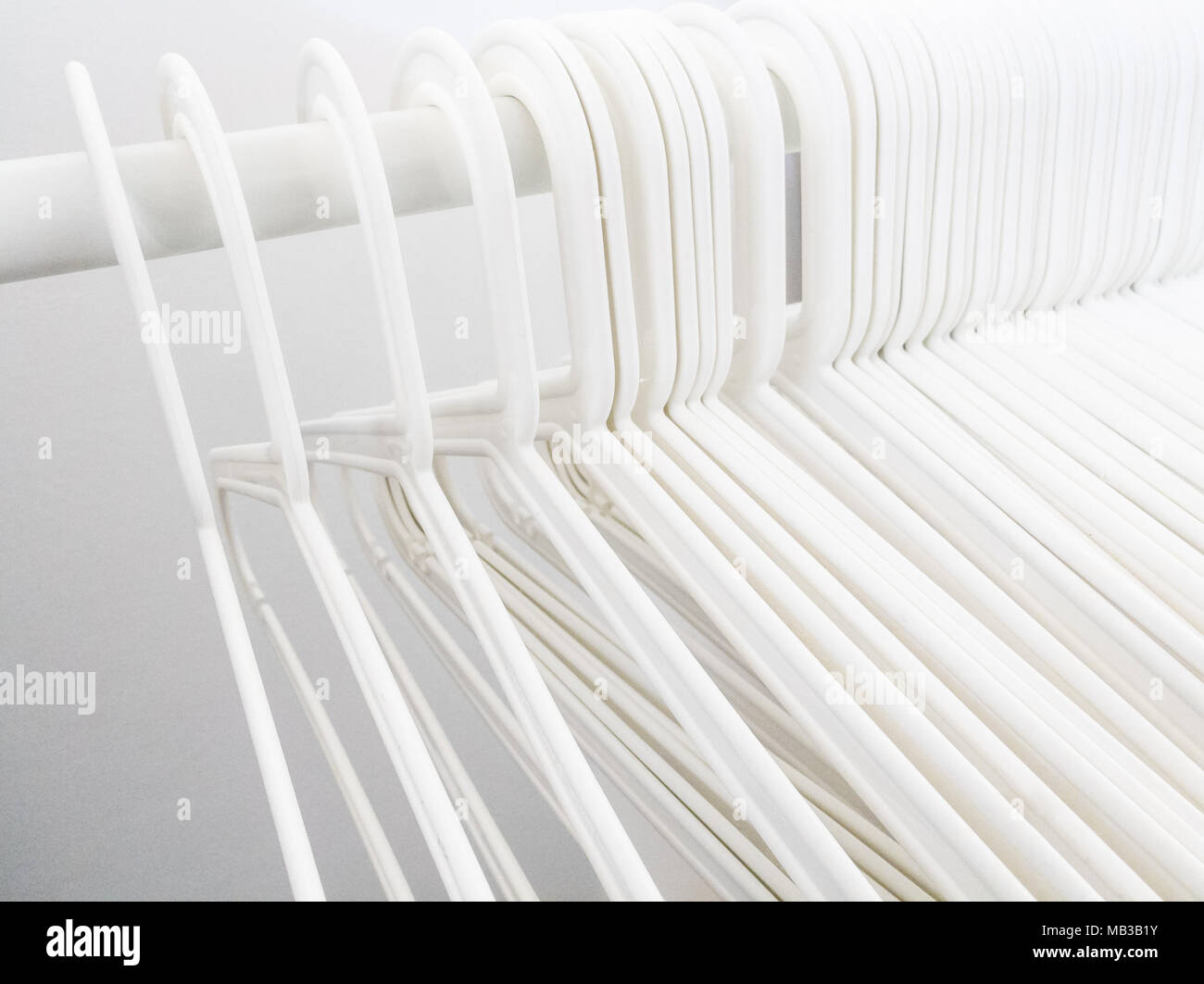 Una fila di bianche vesti ha fame Foto Stock