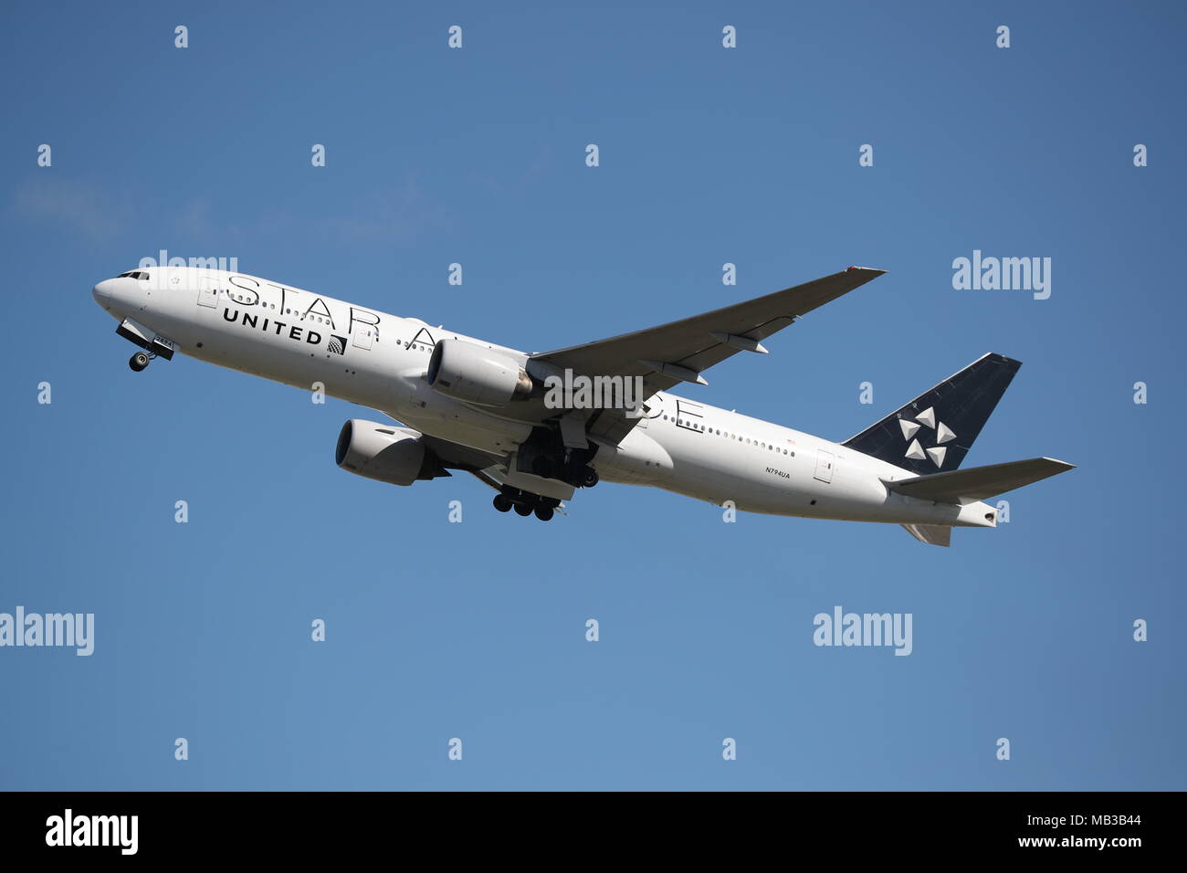 United Airlines Boeing 777 N794UA uscire dall'Aeroporto Heathrow di Londra, Regno Unito Foto Stock