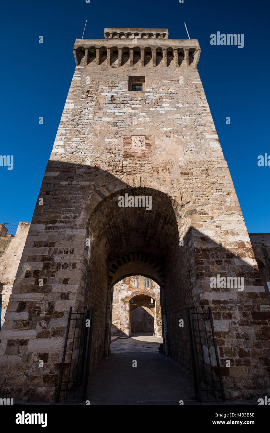 Piombino, Toscana, Italia - complesso del castello con il torrione e il rivellino Foto Stock