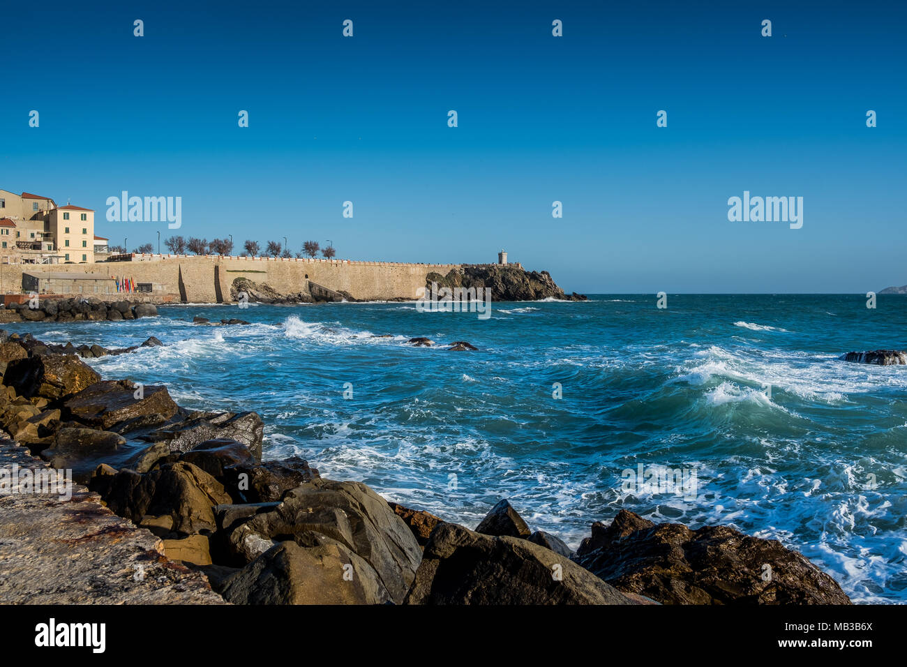 Piombino, Toscana, Italia - antico porto di pescatori con la Cittadella Foto Stock