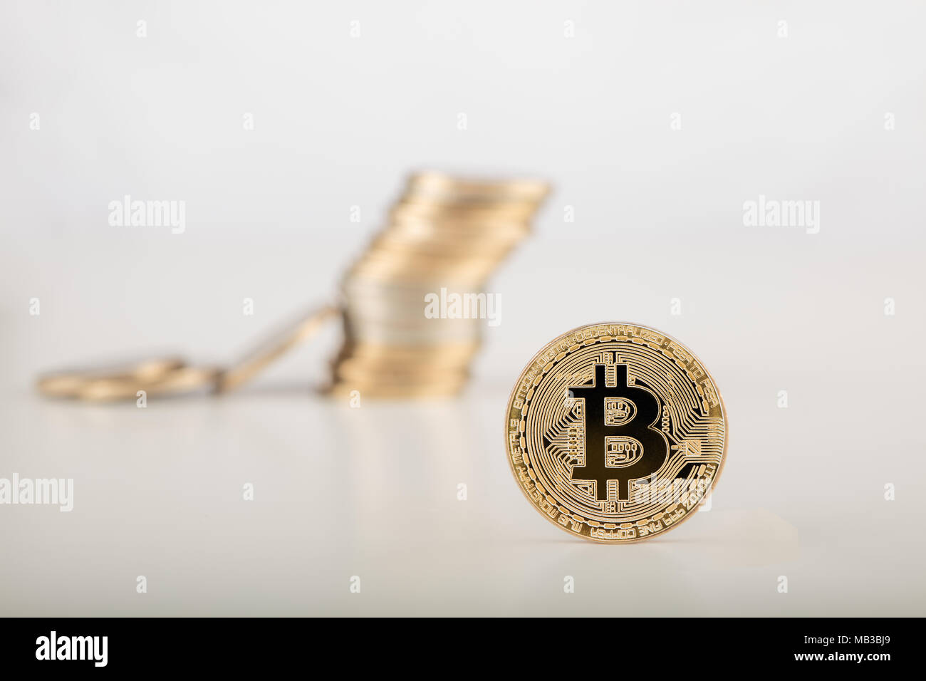 Golden bitcoin con denaro bitcoins sfondo. Bit cryptocurrency moneta bancaria di trasferimento di denaro la tecnologia aziendale Foto Stock