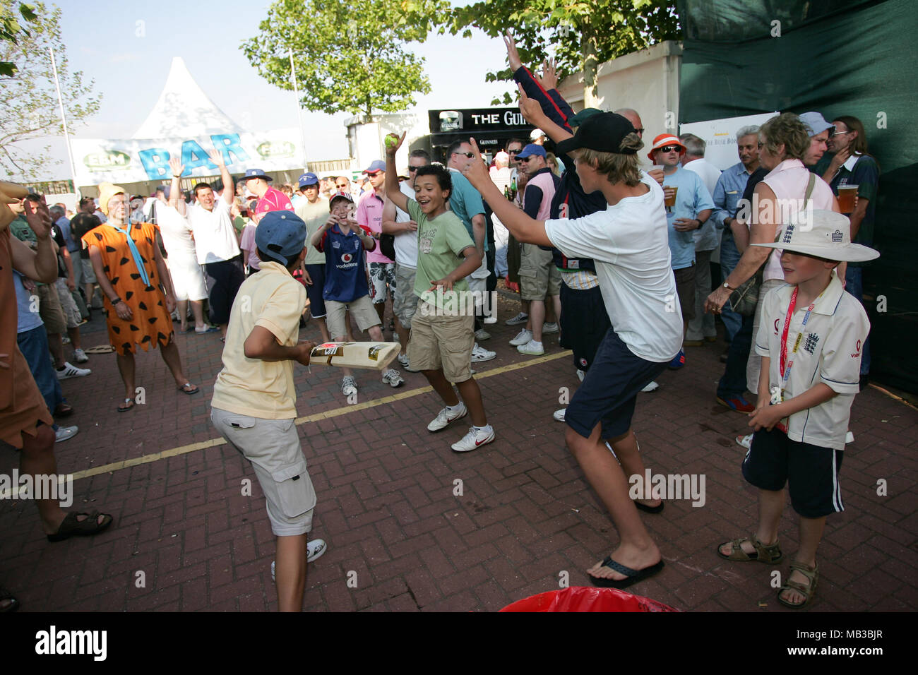 Venti20 tifosi di cricket bambini e adulti molti in costume giocare a cricket in tra giochi presso il Rose Bowl Hampshire durante la giornata finale nel 2008. Foto Stock