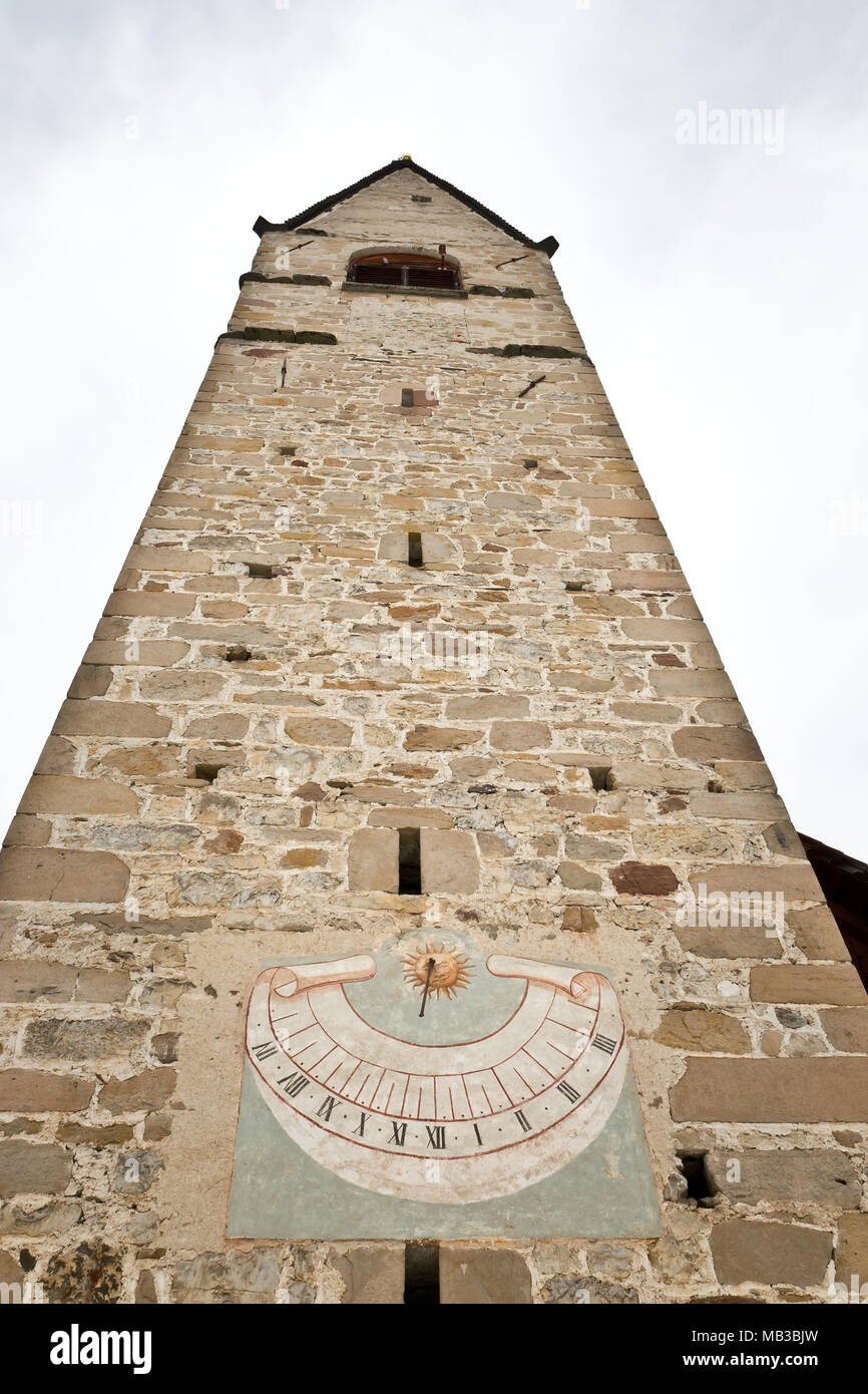 Chiesa torre con orologio solare, Italia Foto Stock