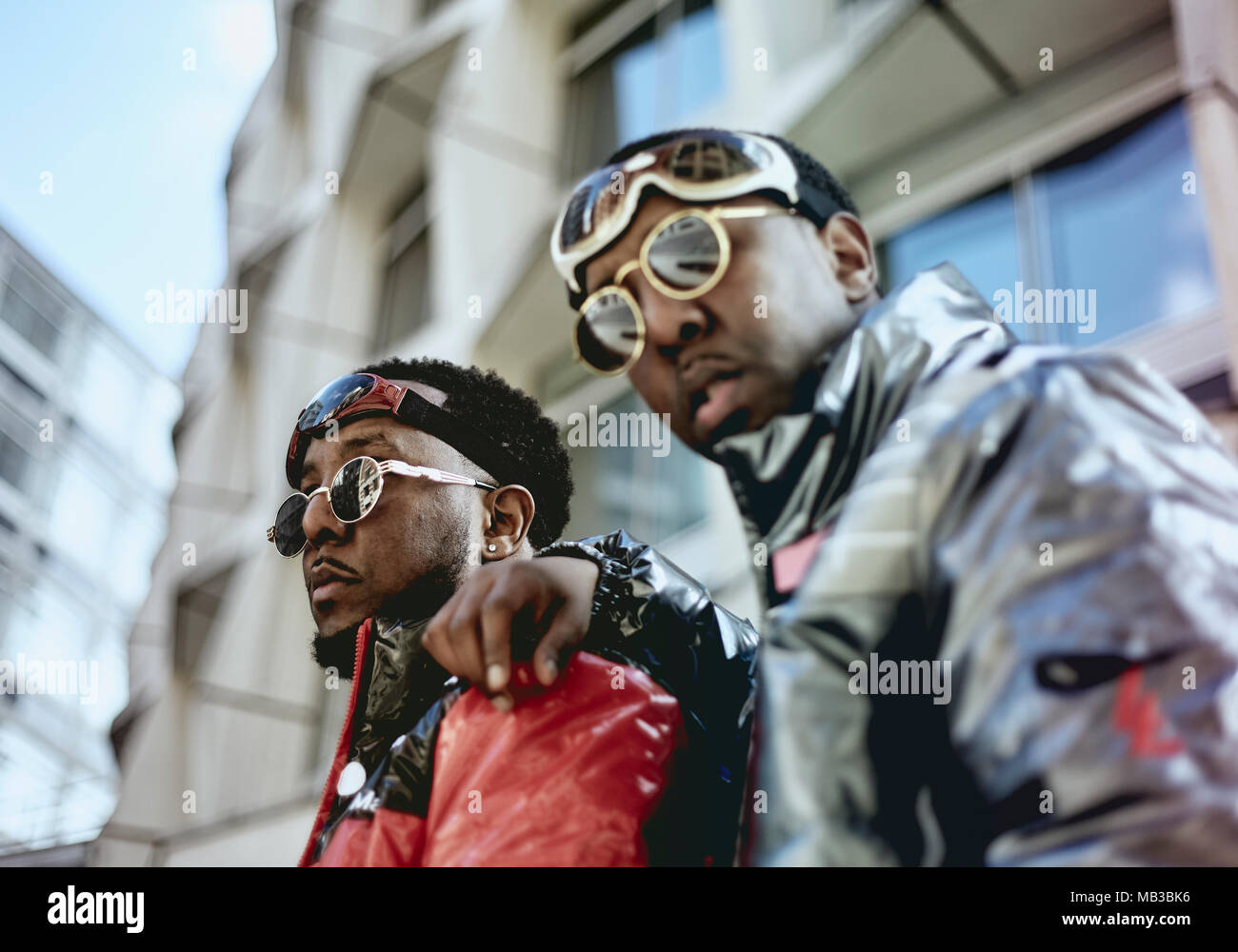 I fratelli gemelli Paolo (sinistra) e Peter Allimadi indossa giacche da L4L ABBIGLIAMENTO come di frequentare la London Fashion Week Autunno Inverno 2018. Foto Stock