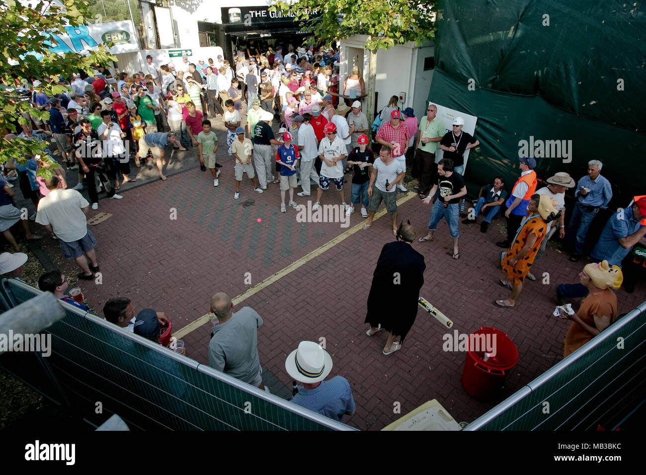 Venti20 tifosi di cricket bambini e adulti molti in costume giocare a cricket in tra giochi presso il Rose Bowl Hampshire durante la giornata finale nel 2008. Foto Stock
