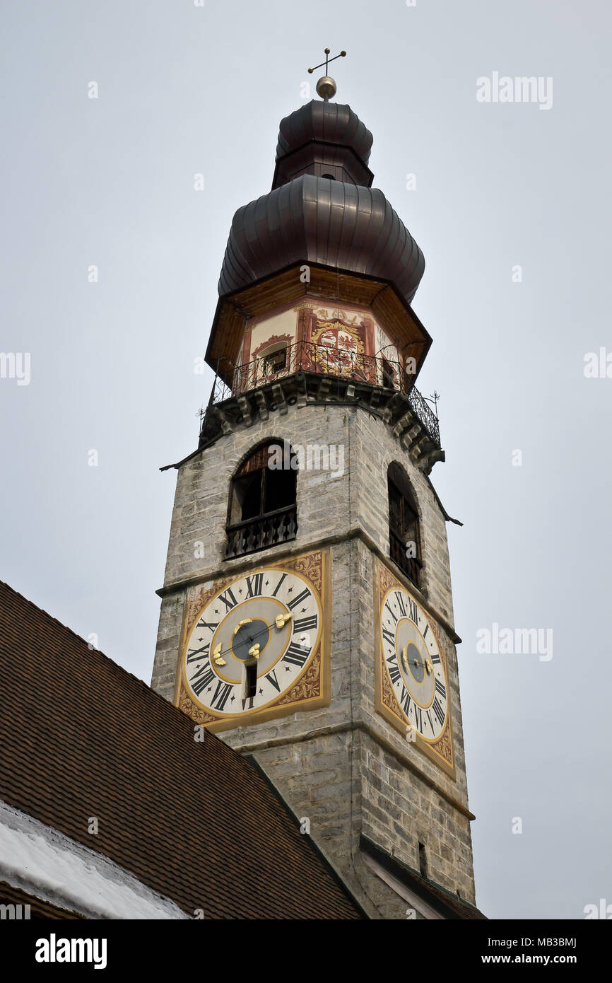Vecchia chiesa a Brunico, Italia Foto Stock
