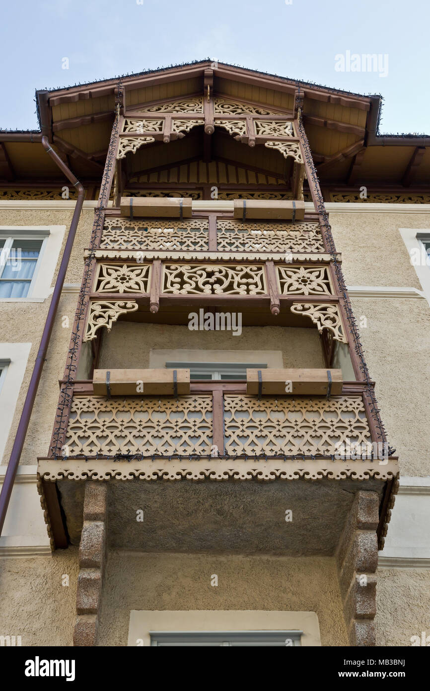 Vecchio balcone con la xilografia, Brunico, Italia Foto Stock