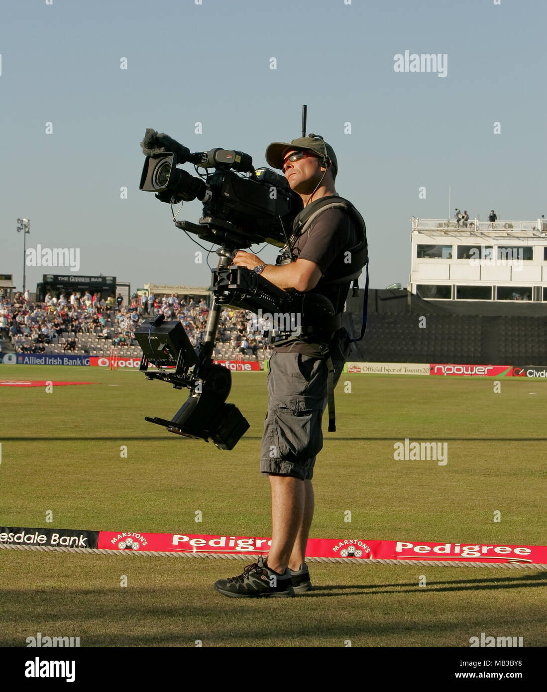 Un cielo telecamera operatore lavorando e riprese in diretta TV al giorno del 2008 venti20 cricket finals partite. Foto Stock