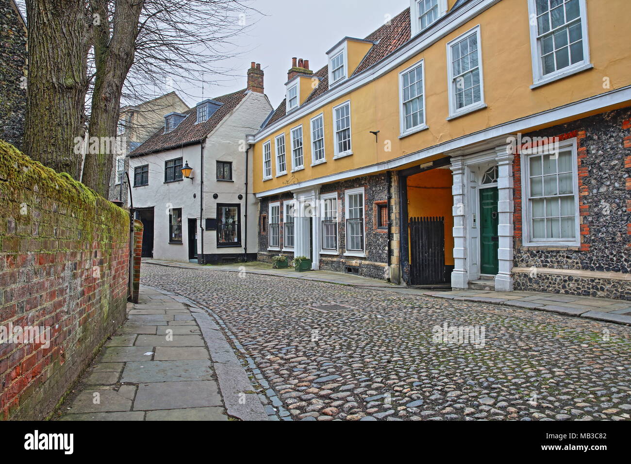 Elm Hill strada di ciottoli con case medievali dal periodo Tudor a Norwich, Norfolk, Regno Unito Foto Stock