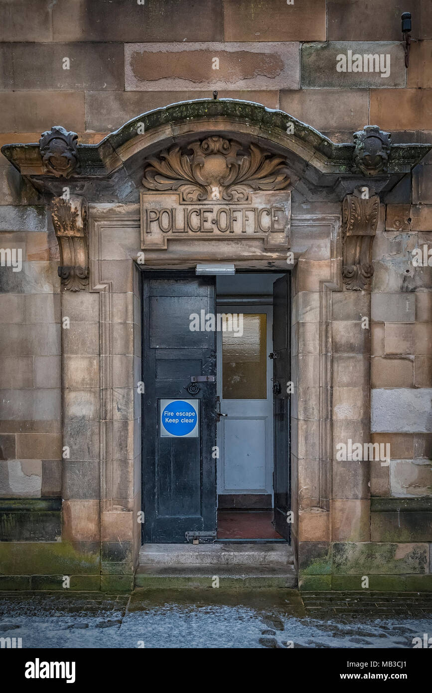 Una vista della ex stazione di polizia porta in Clydebank, Scozia. Foto Stock