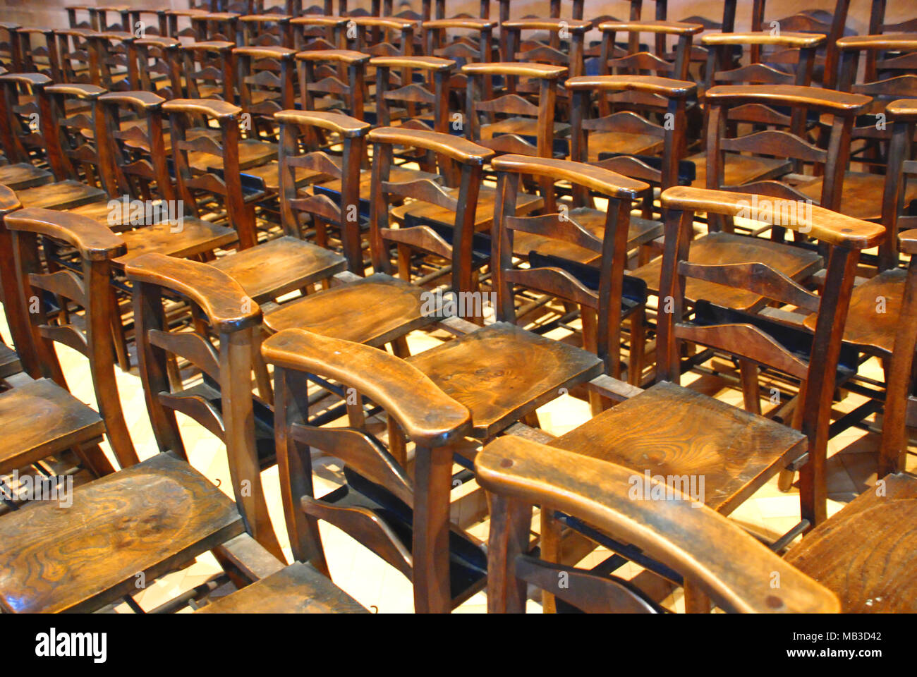 Svuotare posti a sedere in legno in una chiesa Foto Stock