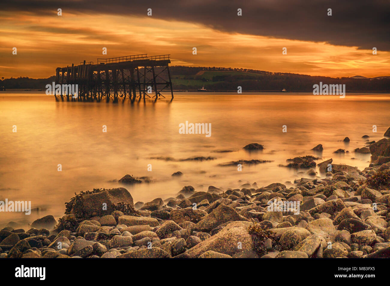 Questo è il vecchio molo delle munizioni della prima guerra mondiale, conosciuto anche come Carlingnose Pier, a Carlingnose Point, North Queensferry. Foto Stock