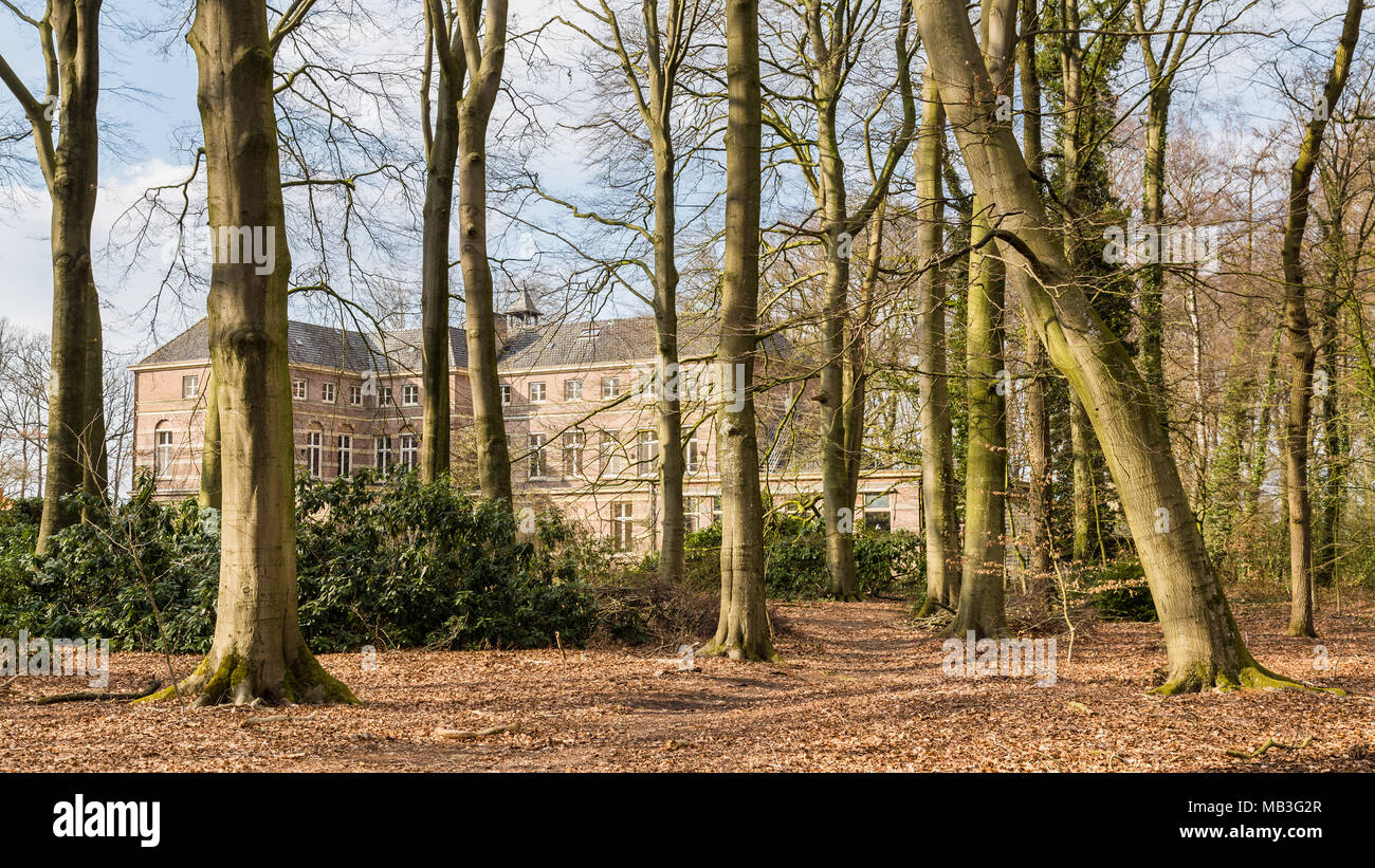 Station wagon e il castello di Stoutenburg nella contea di Utrecht nei Paesi Bassi Foto Stock