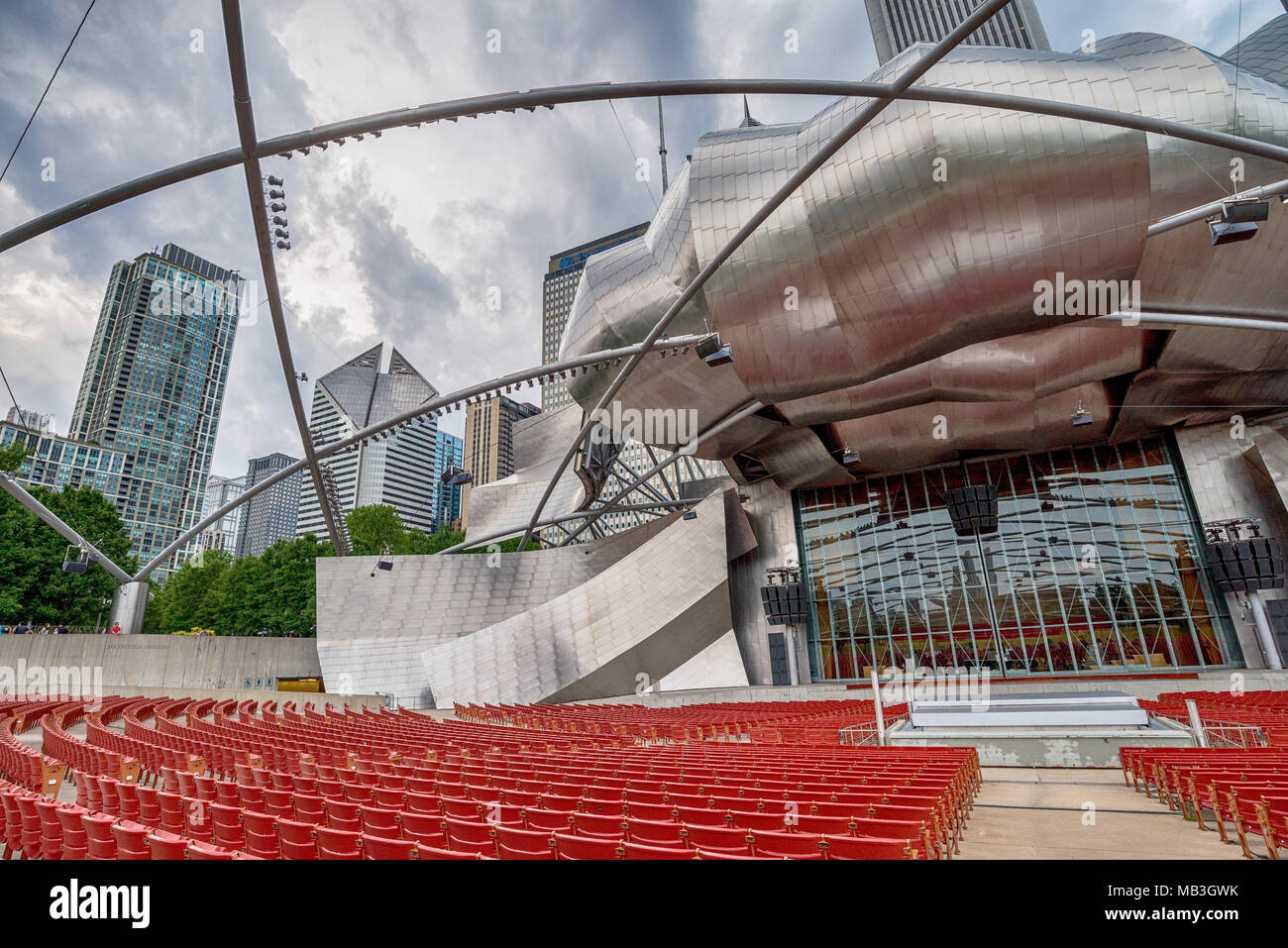 CHICAGO, IL 4 LUGLIO 2017- Vista del Jay Pritzker padiglione musicale progettato dall architetto Frank Gehry nel Millennium Park di Chicago, Illinois. Foto Stock