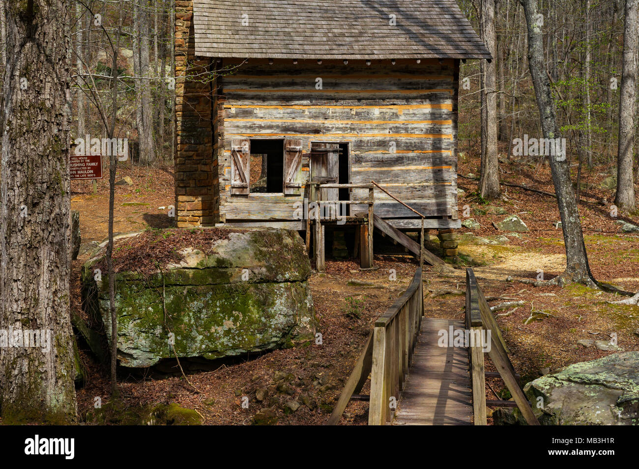 Una vecchia cabina rimane in piedi in Tishomingo parco dello stato del Mississippi. Foto Stock