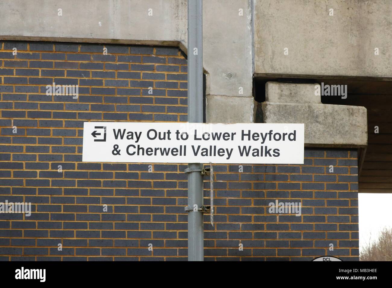 " Modo fuori per abbassare Heyford & Cherwell Valley passeggiate " segno bianco che mostra le direzioni fuori Heyford stazione ferroviaria, Oxfordshire, Regno Unito Foto Stock