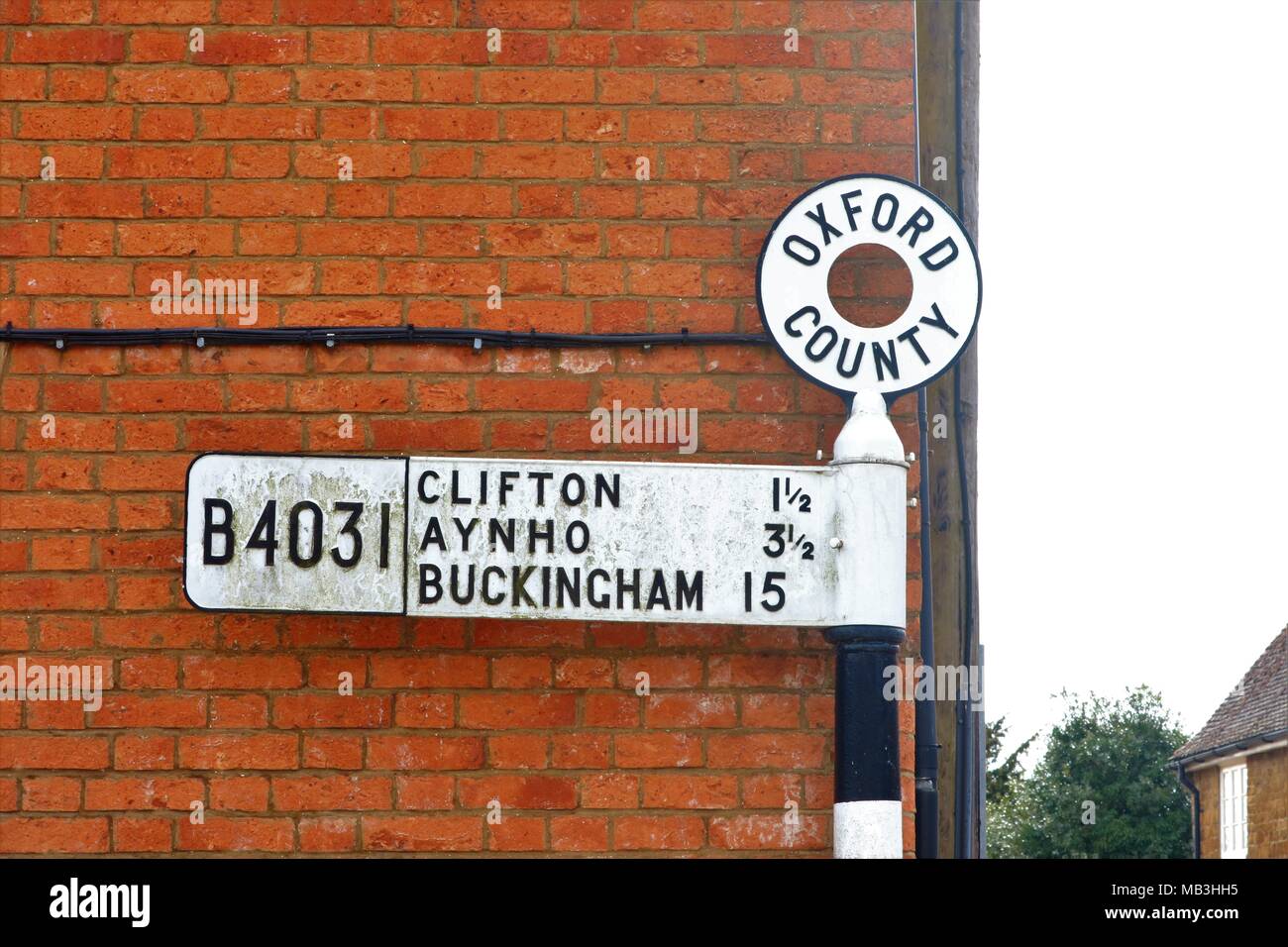 La contea di Oxford vecchio cartello B4031 Clifton, Aynho e Buckingham, a Deddington Town Center, Oxfordshire, Regno Unito Foto Stock