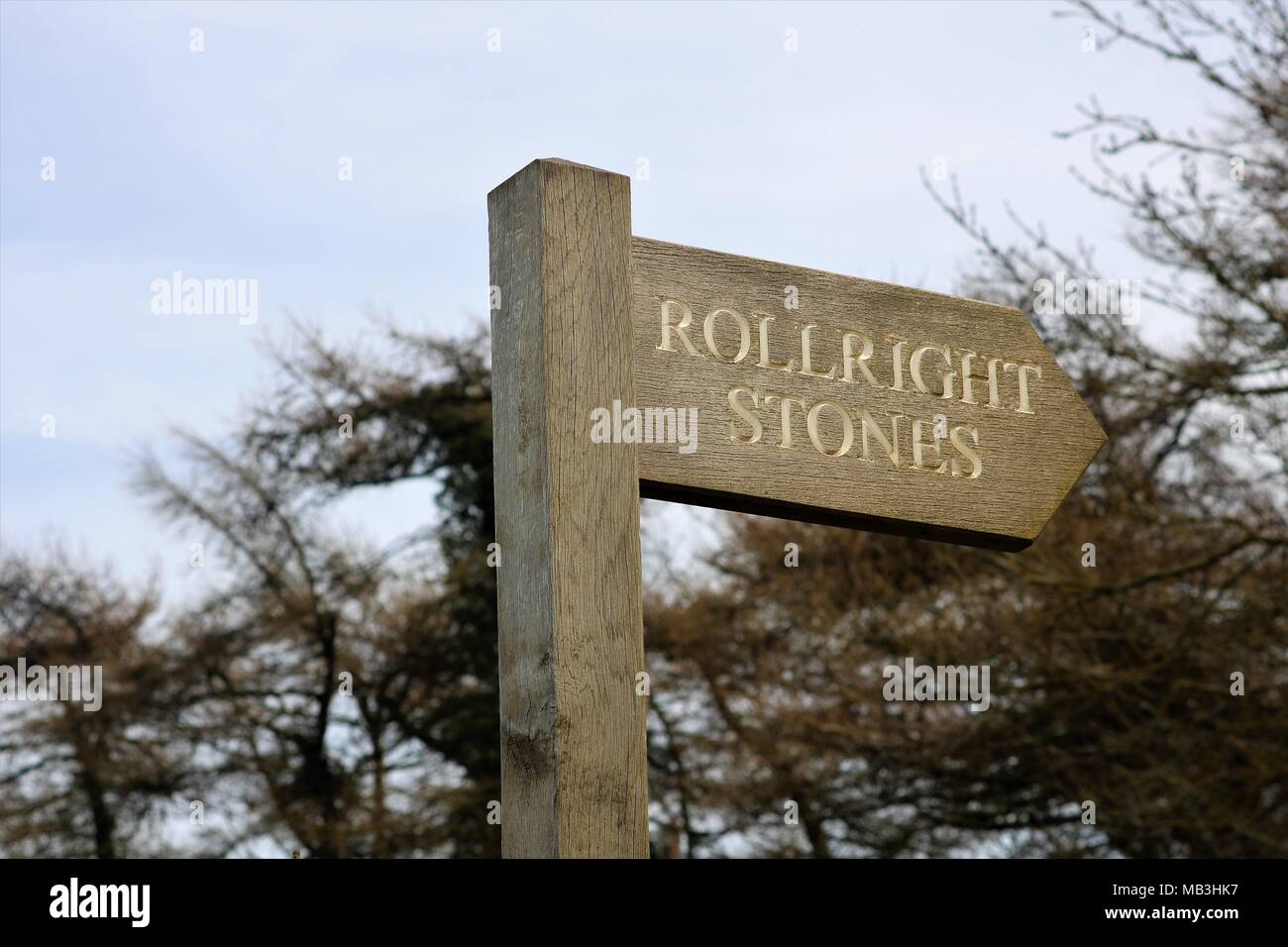Cartello in legno post a Rollright Stones, Cotswold Hill, Oxfordshire e confine Warwickshire, Regno Unito Foto Stock