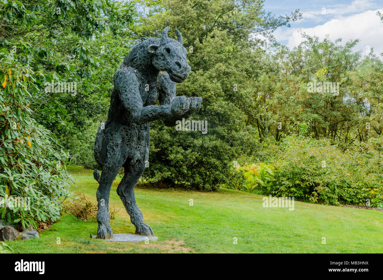 Scultura intitolata "Minotauro e Lepre" dell'artista Sophie Ryder, (la Lepre è scomparsa perché è stata rubata) Giardino botanico VanDusen Foto Stock