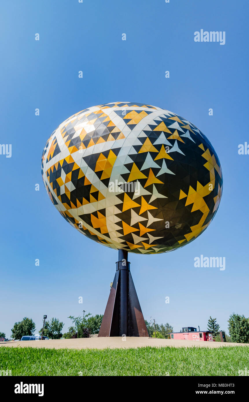 Il Vegreville uovo è una gigantesca scultura di un pysanka, un stile ucraino uovo di Pasqua. È il più grande pysanka nel mondo. Vegreville, Alberta, Canad Foto Stock