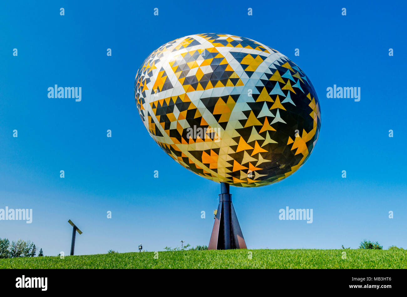 Il Vegreville uovo è una gigantesca scultura di un pysanka, un stile ucraino uovo di Pasqua. È il più grande pysanka nel mondo. Vegreville, Alberta, Canad Foto Stock