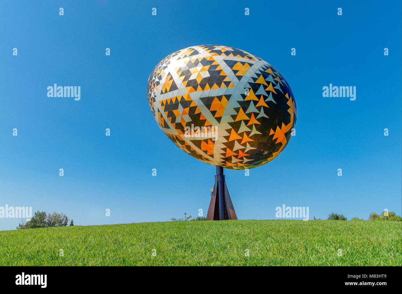 Il Vegreville uovo, una gigantesca scultura di un pysanka, un stile ucraino uovo di Pasqua. È il più grande pysanka nel mondo. Vegreville, Alberta, Canada Foto Stock