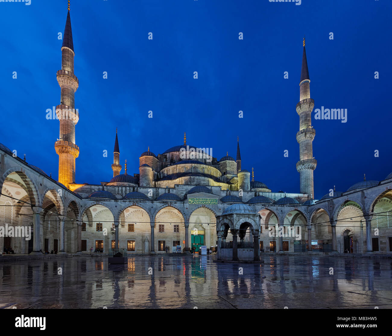 Nuova moschea, cortile al crepuscolo. Istanbul, Turchia. Foto Stock