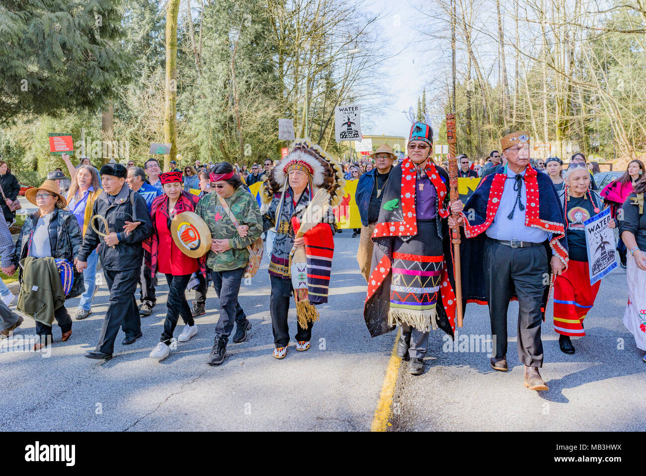 I capi indigeni portano Anti Kinder Morgan Pipeline marzo vicino al serbatoio dell'olio agriturismo, proteggere l'ingresso, Kwekwecnewtxw, Burnaby, BC, Canada Foto Stock
