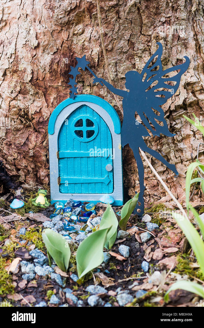 Porta di fata nella struttura ad albero Foto Stock