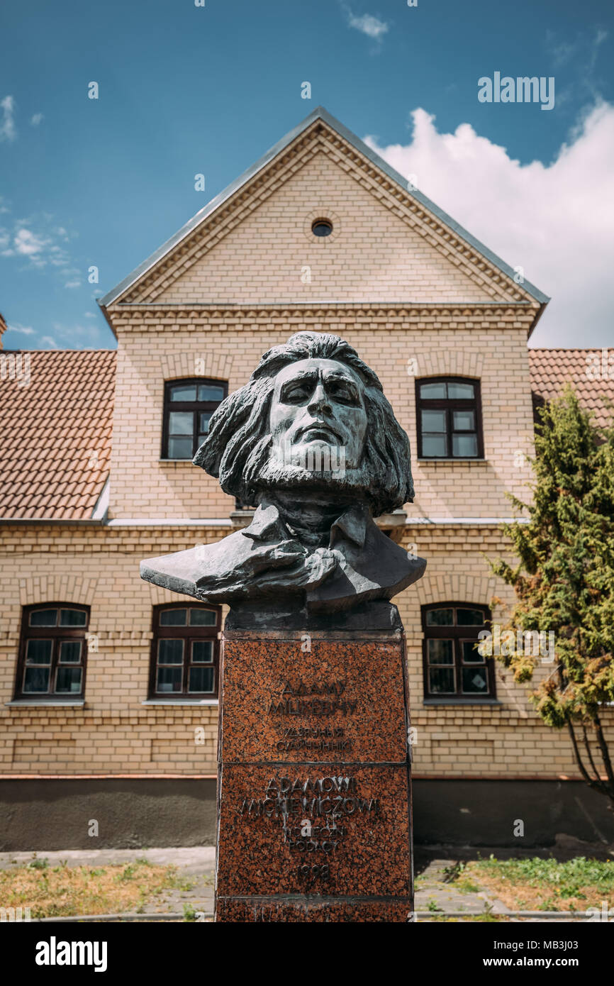 Grodno, Bielorussia. Monumento al poeta polacco Adam Mickiewicz Bernard sulla costruzione di sfondo di unione dei Polacchi in Bielorussia. Foto Stock