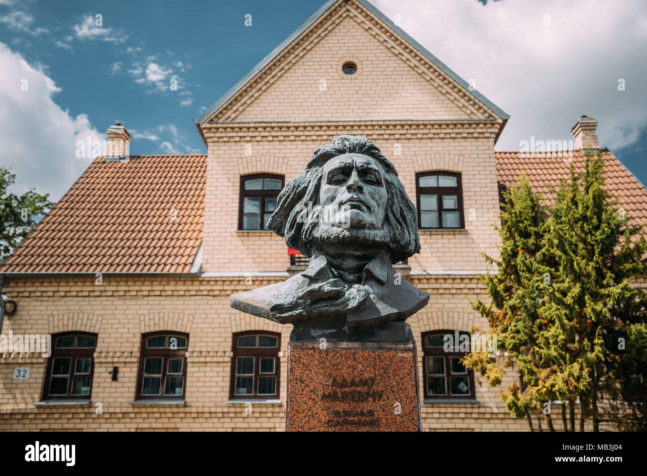 Grodno, Bielorussia. Monumento al poeta polacco Adam Mickiewicz Bernard sulla costruzione di sfondo di unione dei Polacchi in Bielorussia. Foto Stock
