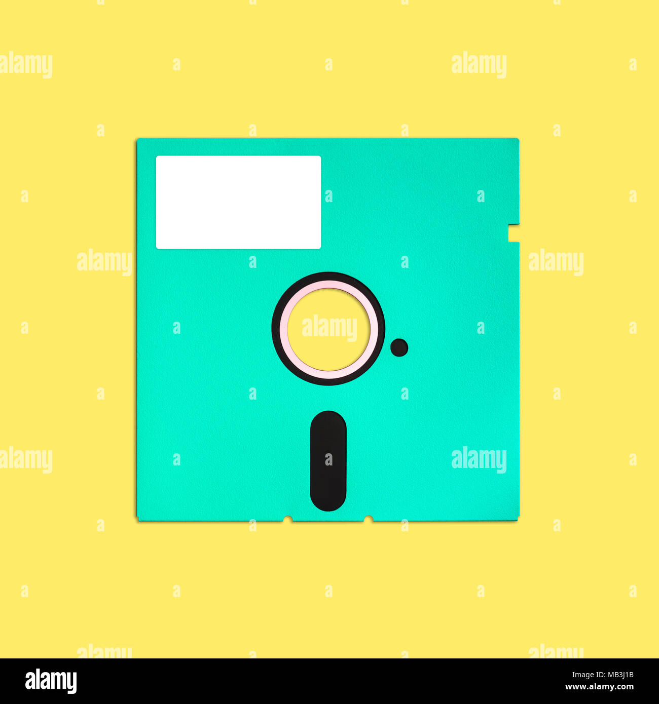 Obsoleto floppy disk 5,25 pollici, isolato e presentato in vigorosi colori pastello con un vuoto bianco etichetta personalizzabili. Tema nostalgico di inizio compute Foto Stock