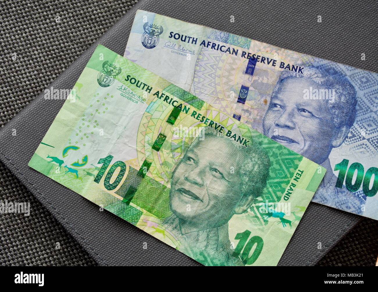 Cento e dieci banche Rand note con il ritratto di ex presidente del tardo Nelson Mandela Foto Stock