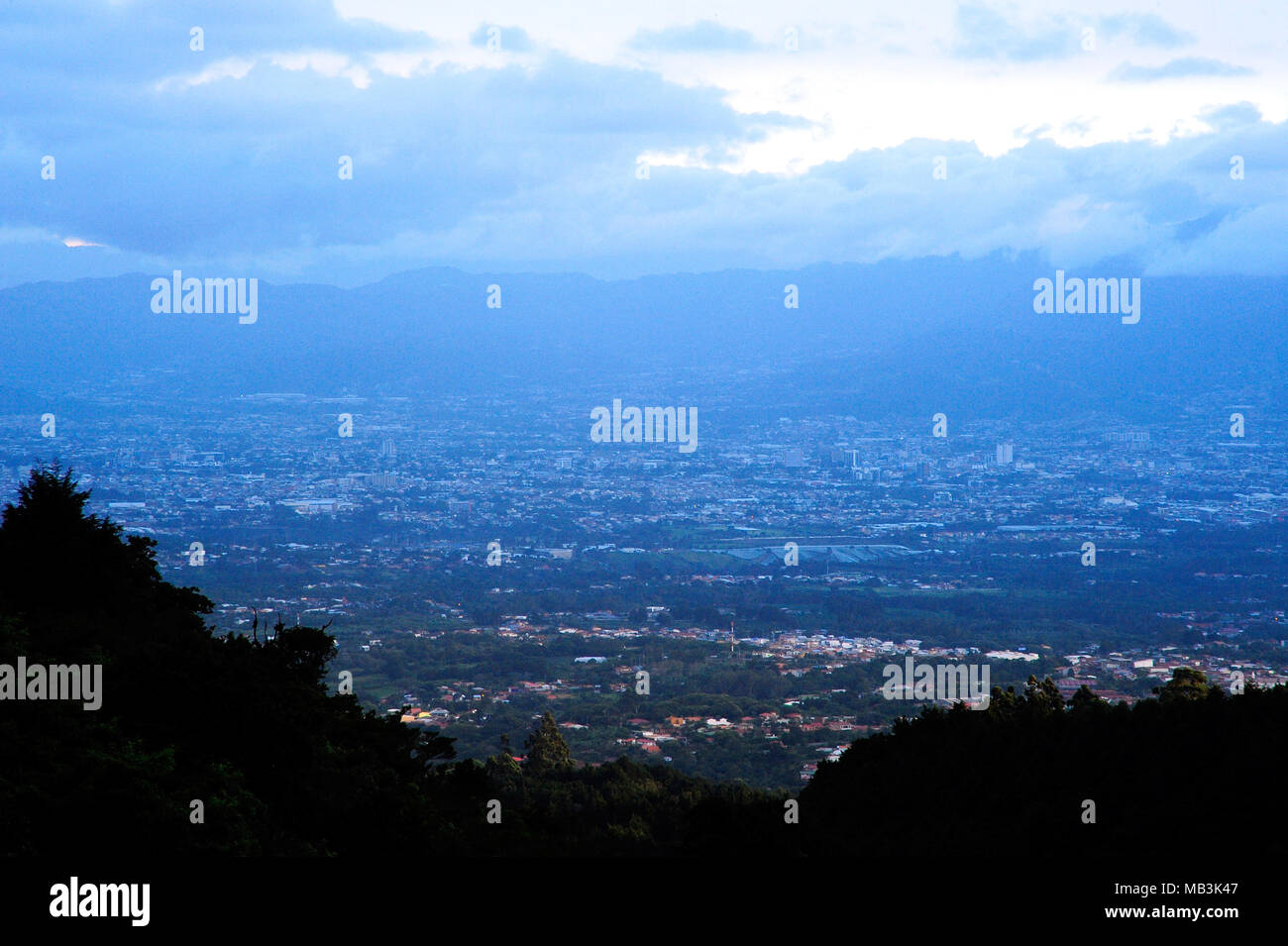 Tramonto sul set di Concepción de San Isidro de Heredia. Foto Stock