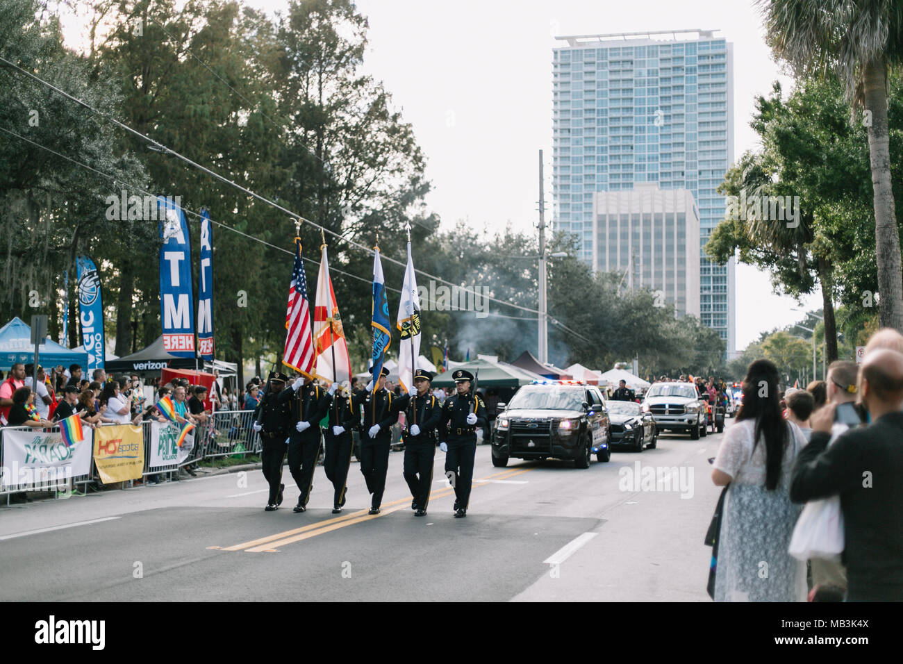 La polizia di Orlando mostrano il supporto da marciare in Pride Parade (2016). Foto Stock