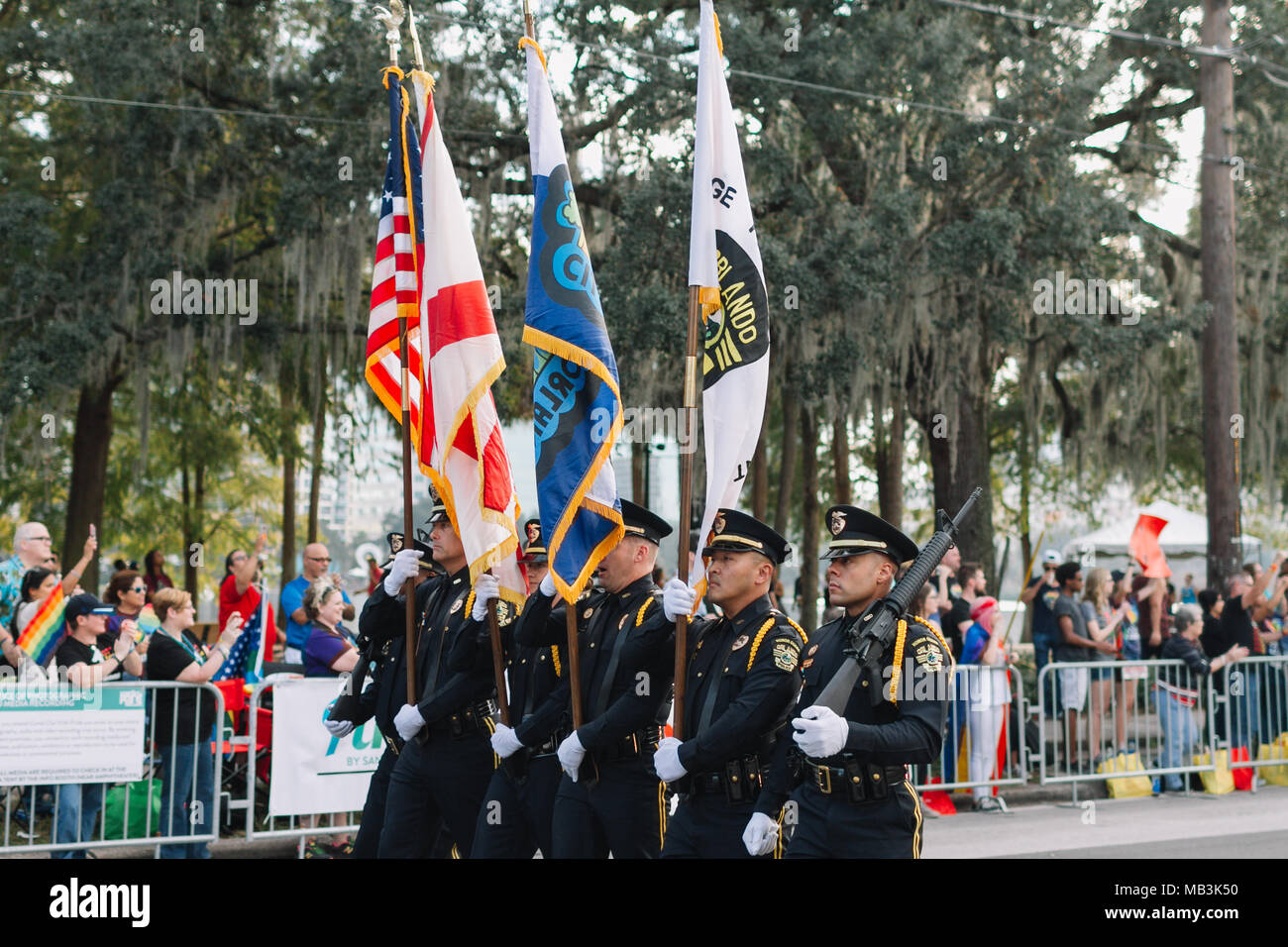La polizia di Orlando mostrano il supporto da marciare in Pride Parade (2016). Foto Stock
