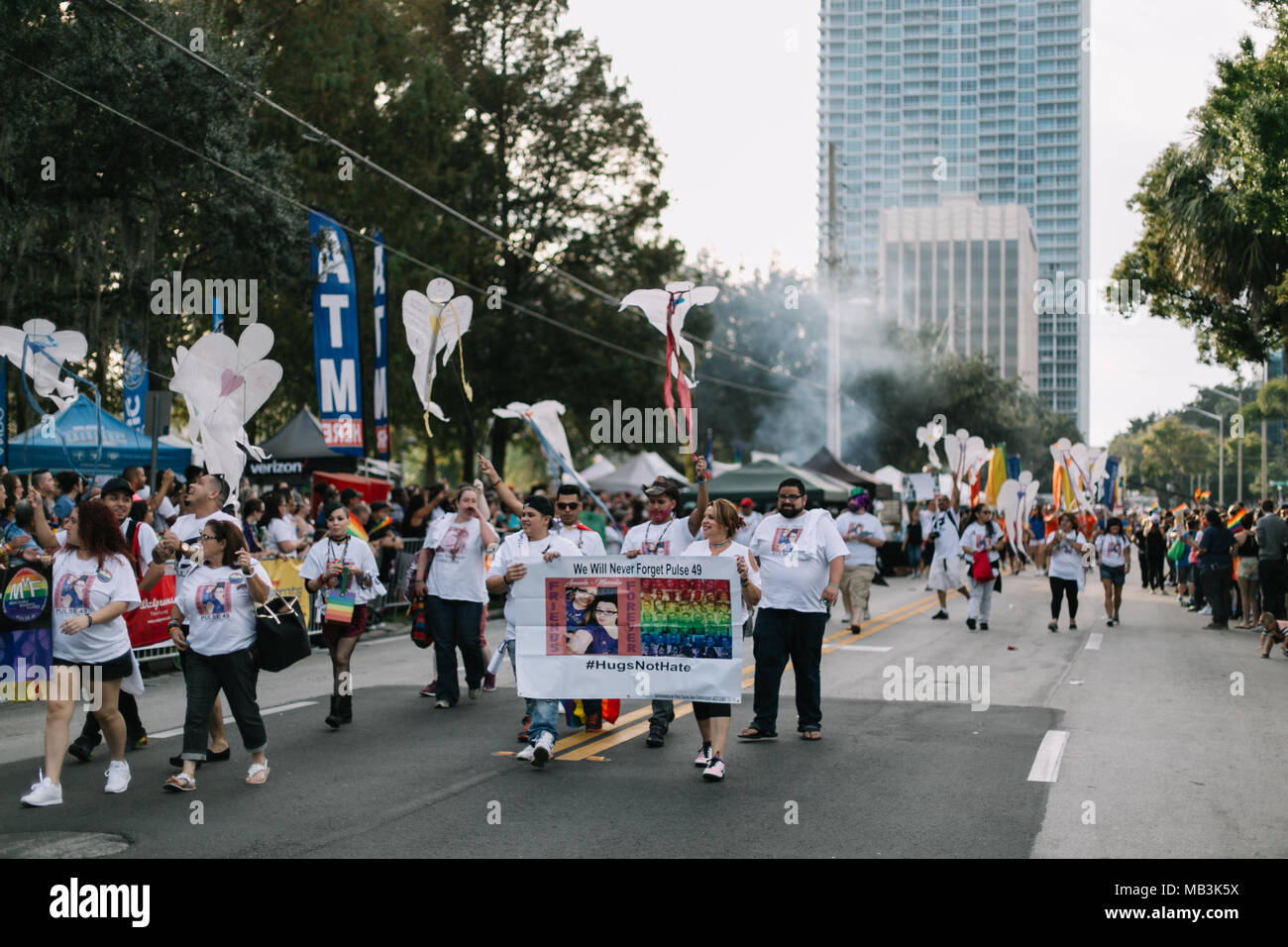 I sostenitori di impulsi di marzo a Orlando Pride Parade con angeli per ricordare e onorare ogni delle vittime nelle riprese di impulso (2016). Foto Stock