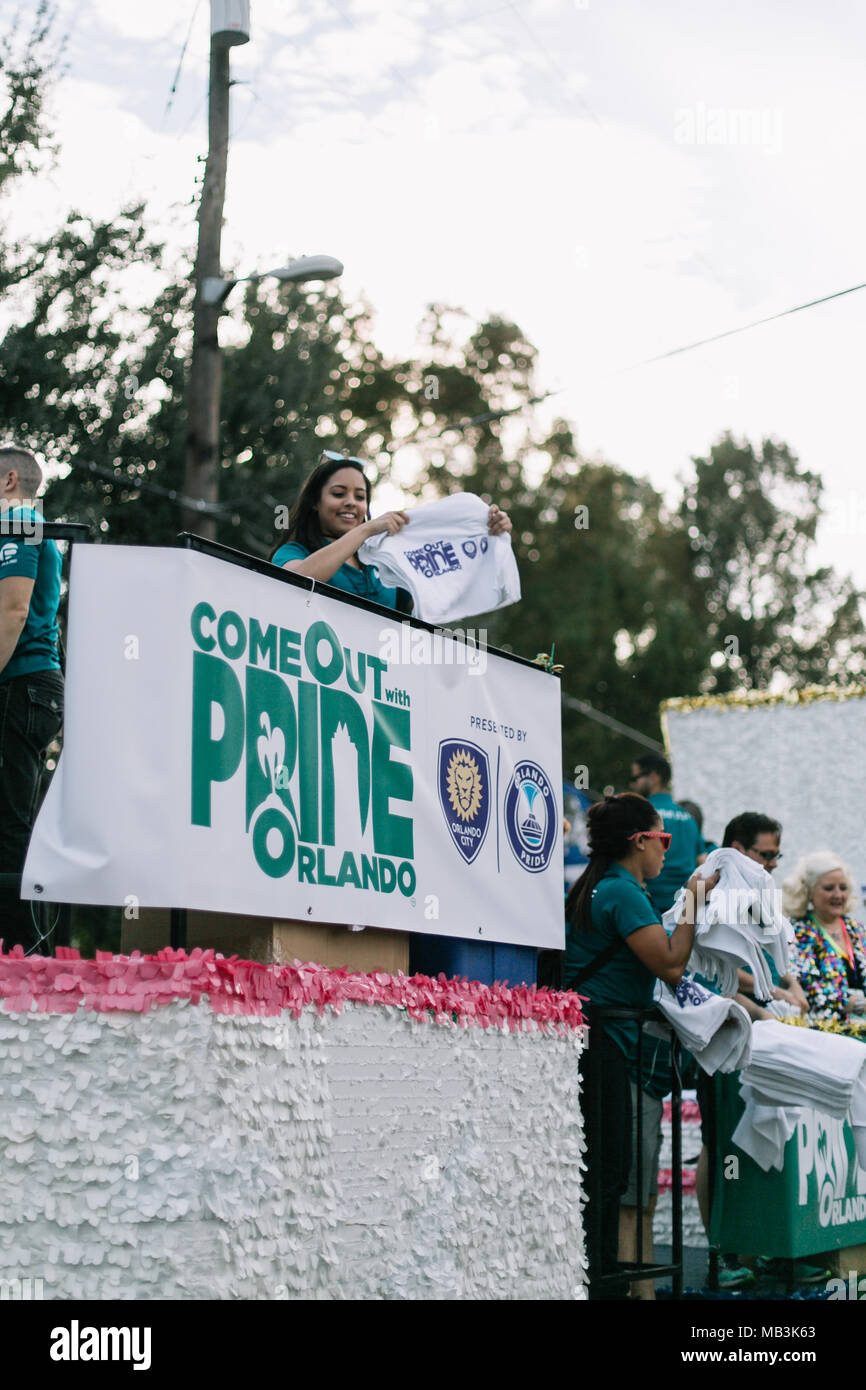 La città di Orlando Soccer + Orlando orgoglio galleggiante in Orlando Pride Parade seguita da OSC mascot (2016). Foto Stock