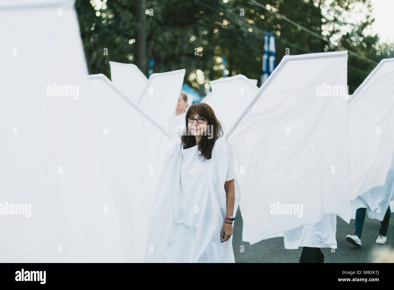 La gente vestita come angeli a Orlando Pride Parade (2016). Foto Stock