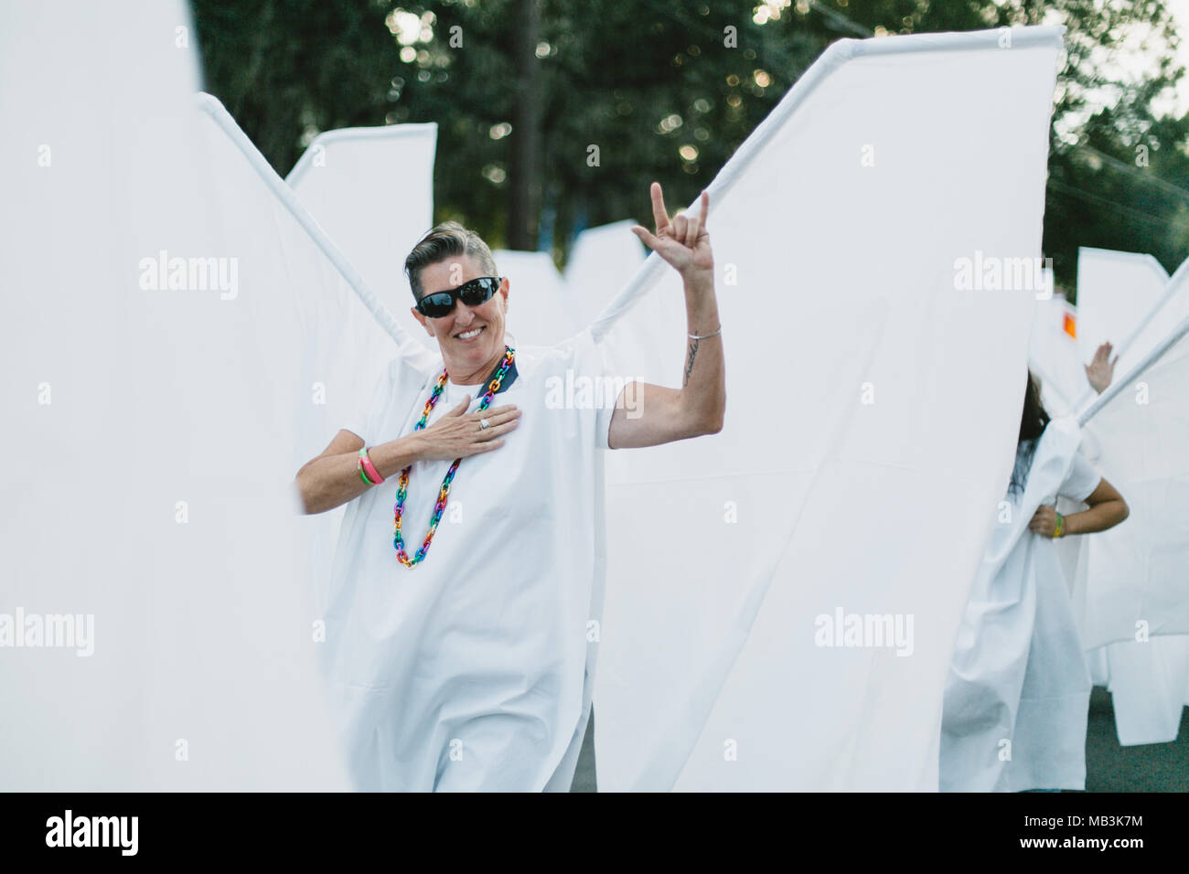 La gente vestita come angeli a Orlando Pride Parade (2016). Foto Stock