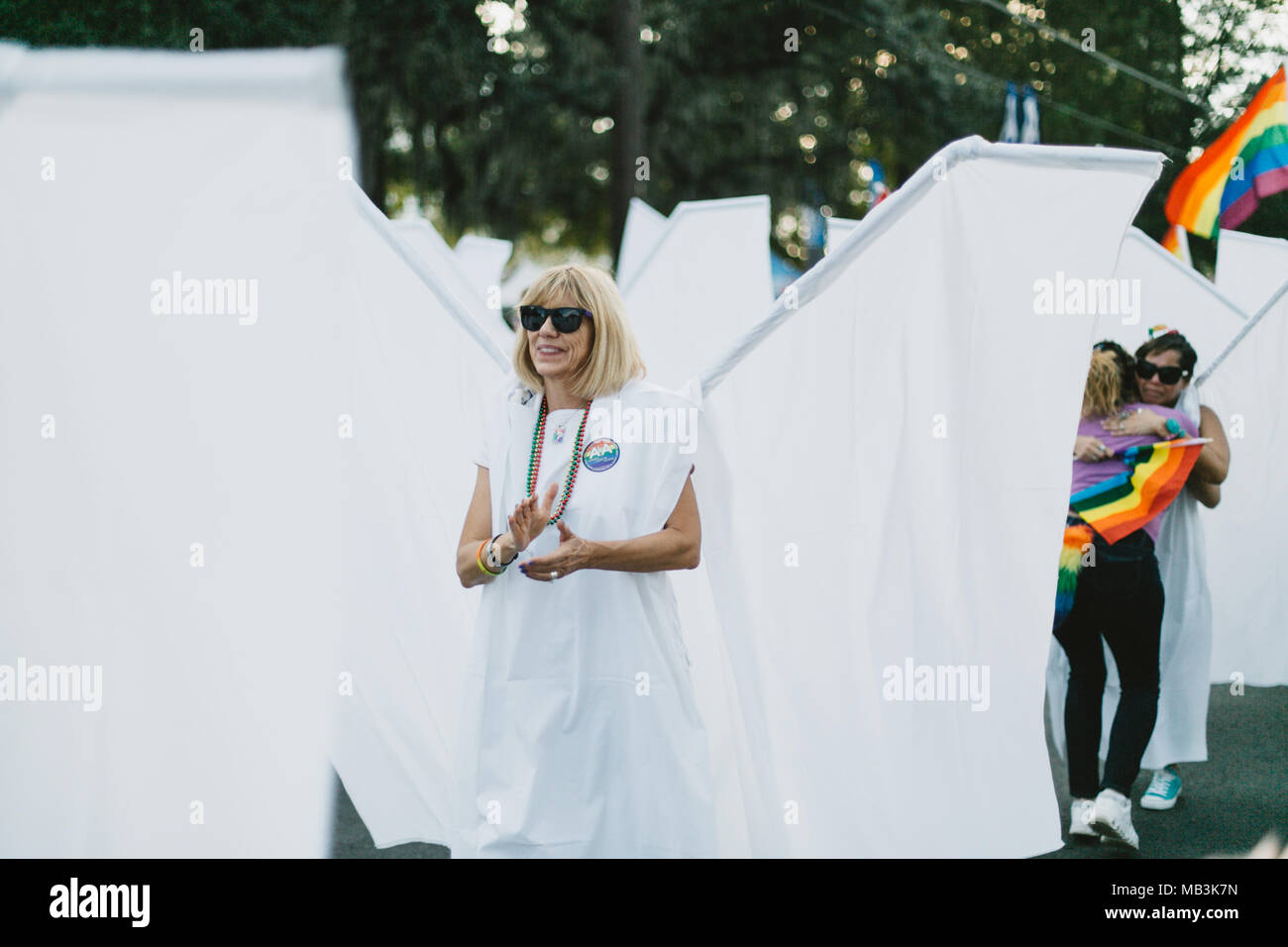 La gente vestita come angeli a Orlando Pride Parade (2016). Foto Stock