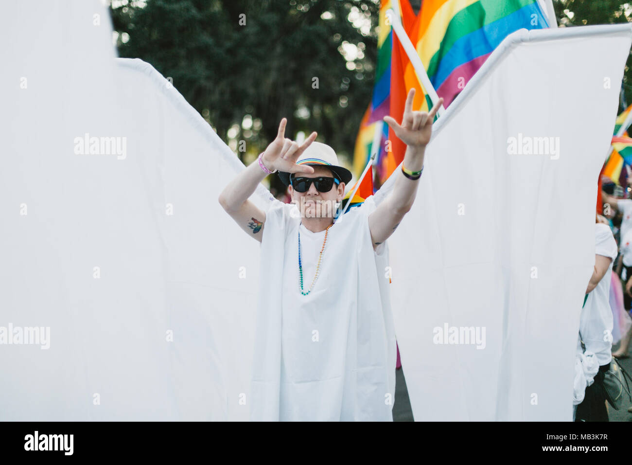 La gente vestita come angeli a Orlando Pride Parade (2016). Foto Stock