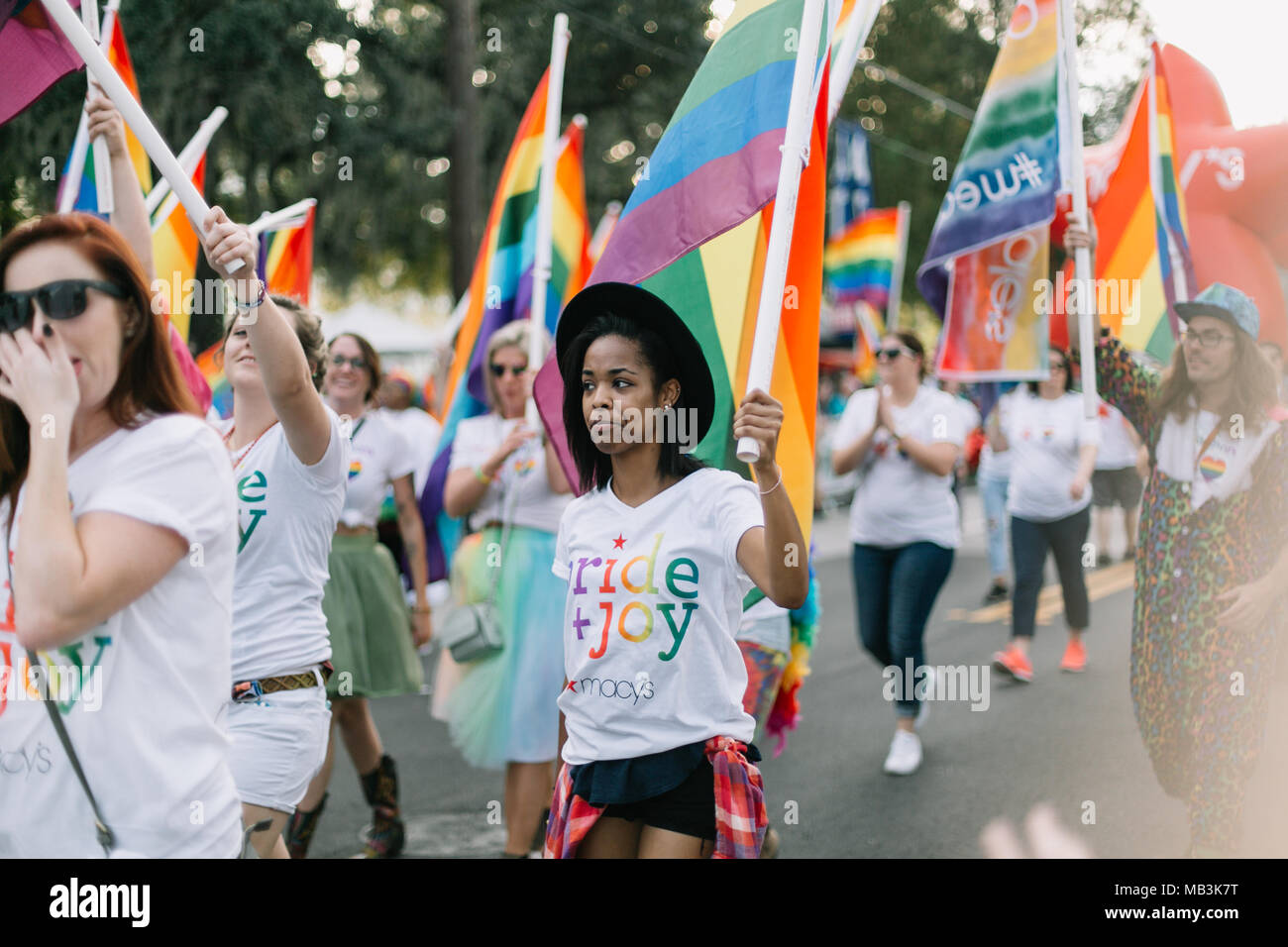 Macy's dipendente di marzo a Orlando Pride Parade (2016). Foto Stock